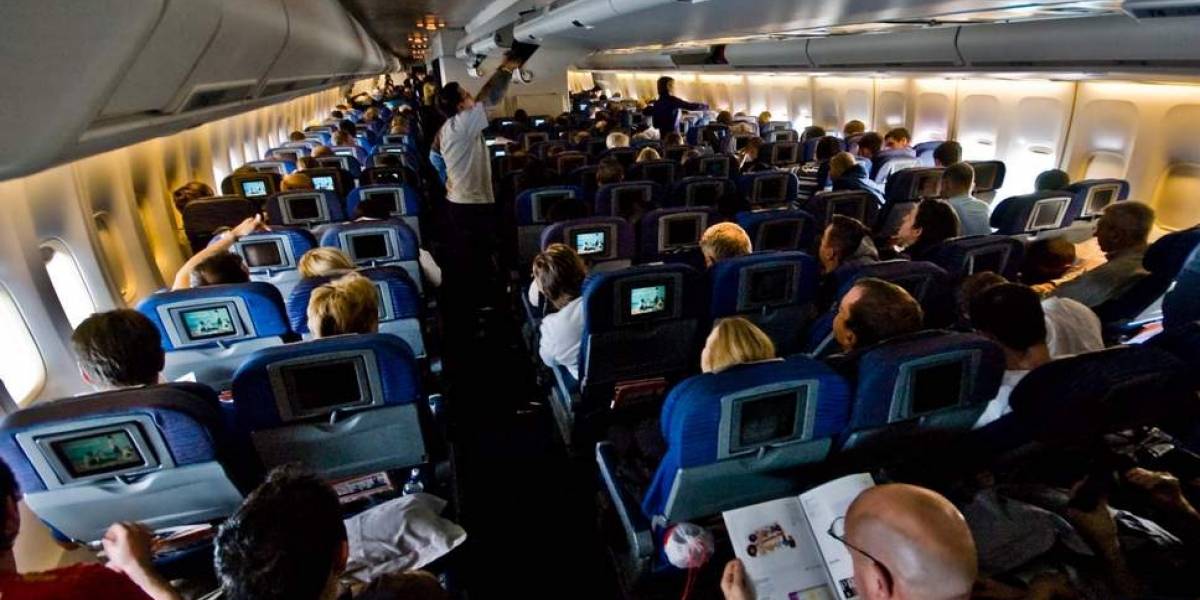 Controvertido algoritmo de aerolineas cobra más a familias por sentarse juntas