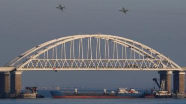 Rusia y Ucrania se han acusado mutuamente de violar la ley internacional luego de que una patrulla rusa de frontera capturara tres barcos ucranianos e