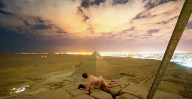 Investigan a pareja que escaló y se desnudó en pirámide de Egipto