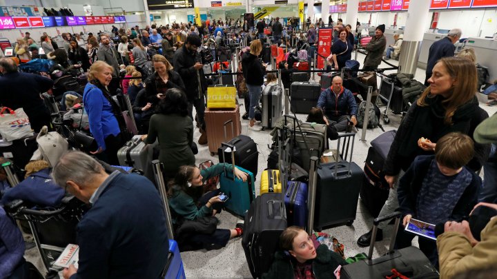 Vuelos en el aeropuerto Gatwick de Londres fueron cancelados por la presencia de varios drones