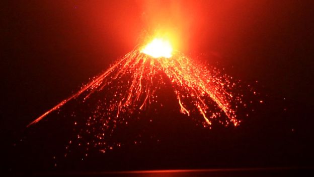 Tsunami en Indonesia: el volcán Krakatoa entra en una nueva fase mortal!
