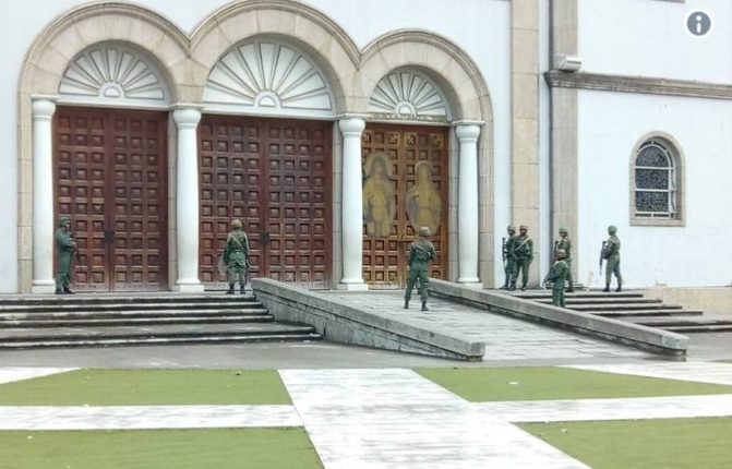 Venezuela: Soldados rodean catedral con cientos de personas adentro.