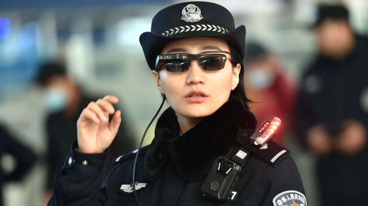 La policía de China comenzó a usar lentes con reconocimiento facial para identificar a delincuentes