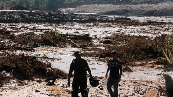 Al menos 7 muertos y 150 desaparecidos tras rotura de represa minera en Brasil