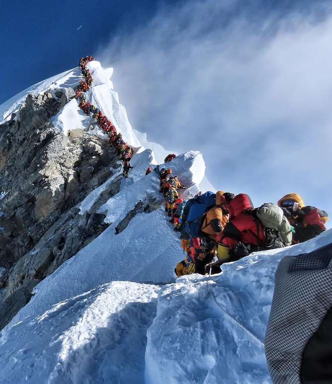 En fotos: congestión humana para llegar a la cima del Monte Everest