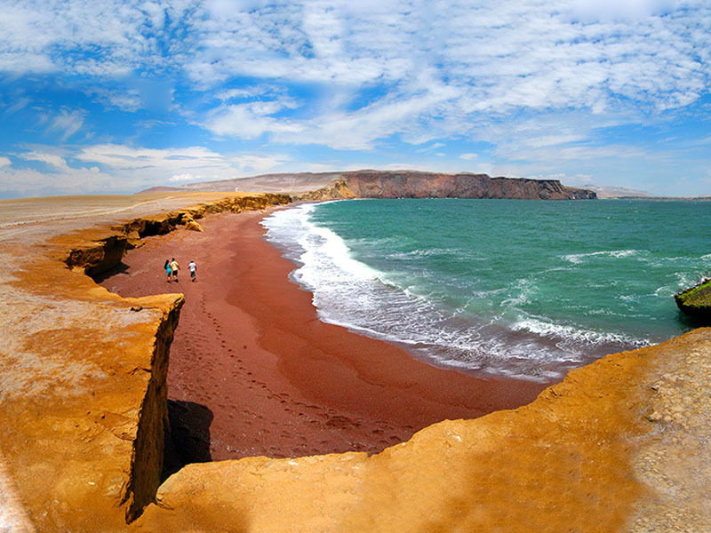 Wow! prensa Sueca maravillada con la única playa roja en el mundo y esta en Perú!