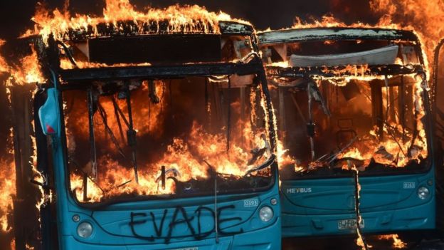 Protestas en Chile: Piñera anuncia la suspensión del aumento de las tarifas del metro y se decreta el toque de queda en Santiago