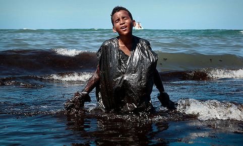 Imagen de niño envuelto en petróleo retrata el desastre ecológico en playas de Brasil